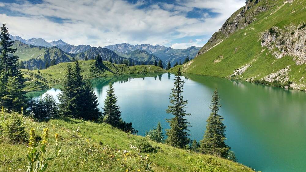 Der malerische Seealpsee am Nebelhorn im Allgäu ist ein echtes Juwel.