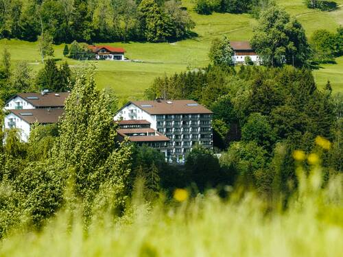 Ein Teil des AllgäuSternHotels von der Wiese der Sonnenkopfhütte aus gesehen.