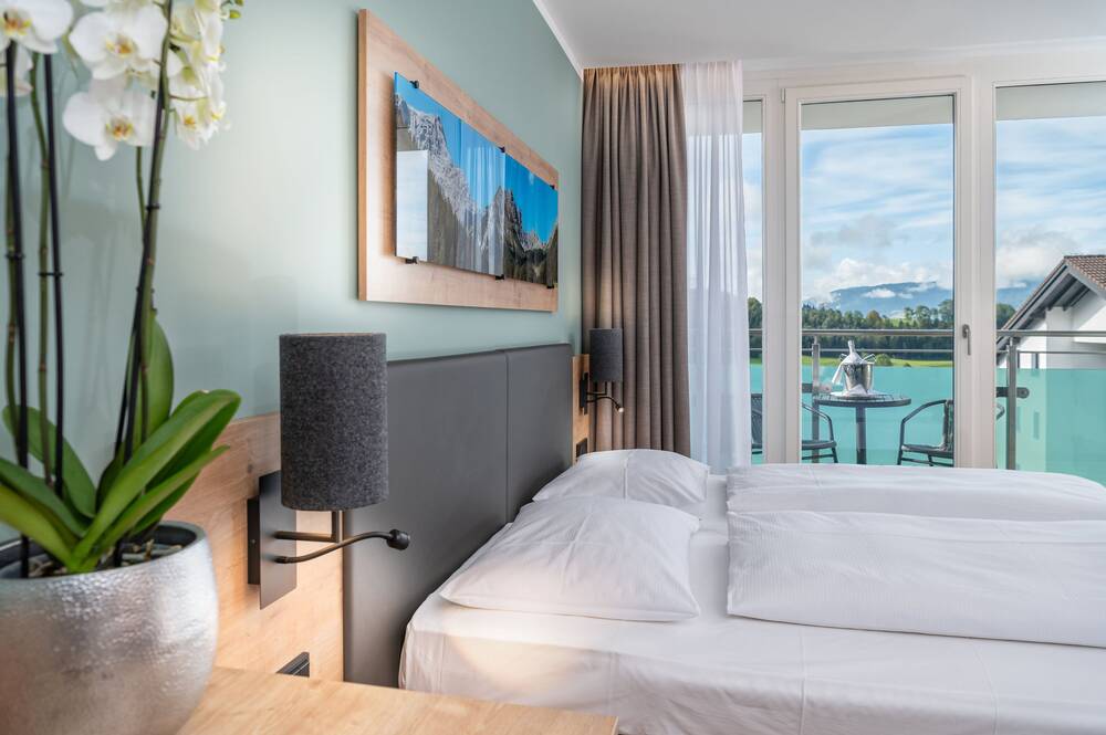 Renoviertes Doppelzimmer im Hotel AllgäuStern mit Balkon und Bergblick