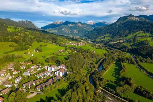 Das AllgäuSternHotel in Sonthofen liegt in unmittelbarer Nähe zu Bergen, Wiesen, Tälern und Flüssen.